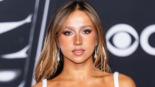 映画『F1』歌手、透けてるドレスで登場