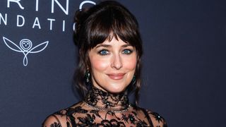 すごい露出度！ダコタ・ジョンソンの透けてるドレスが注目の的