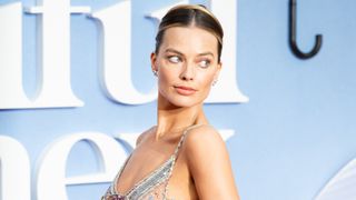 マーゴット・ロビー、透けてる美麗ドレスで新作プレミア会場を魅了