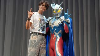 宮野真守、『ウルトラマンゼロ』新作映画決定に驚き　15周年フィナーレでゼロと熱い抱擁「まだ長い付き合いになりそうだな！」