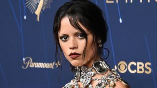 上半身は宝石のみ！「ウェンズデー」女優、衝撃スタイルでエミー賞に