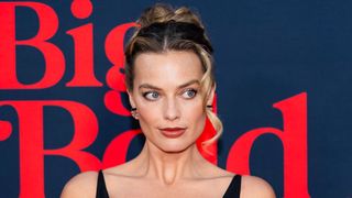 超絶スリット！マーゴット・ロビーが大胆コルセットドレスで登場