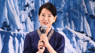 吉永小百合、のんに会いに一人新幹線で雪の富山へ　クランクアップでハグ