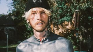 マシン・ガン・ケリー、衝撃の上半身黒塗りタトゥーをした理由