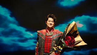 『ブラック・ショーマン』福山雅治、有村架純らのクランクアップ写真が解禁!