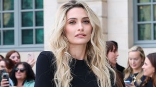 太ももの付け根まで…マイケル・ジャクソンの娘パリス、すごすぎるスリットで美脚披露