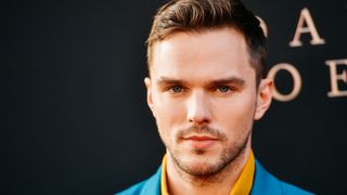 ニコラス・ホルト、膝を手術　米コミコン出演見送り「飛行機に乗ることもできない」