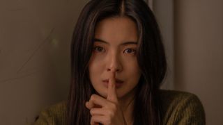 韓国ホラー『層間騒音』不気味なイラスト帳や血痕…不穏カットが一挙公開