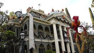 米ディズニー「ホーンテッドマンション」に乗った女性、意識失い死亡