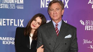 『007』ダニエル・クレイグ、妻とレッドカーペットでラブラブ！