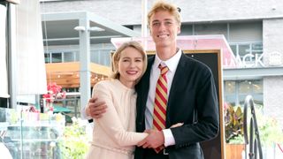 ナオミ・ワッツ、イケメン息子もお祝いに駆けつける　ハリウッドの殿堂入り式典