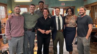 トム・クルーズ、米ドラマ「NCIS」撮影現場をサプライズ訪問!