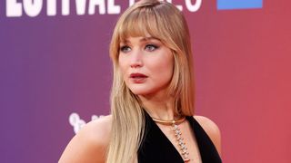 2児の母ジェニファー・ローレンス、胸元ざっくりドレスで圧巻の美