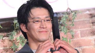 小栗旬、恋のお悩み相談に回答　目の炎症でメガネかけイベント登壇