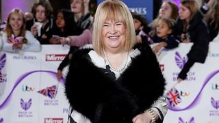 スーザン・ボイルが激変！ブロンドヘアでレッドカーペットに