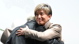 木村拓哉、山田洋次監督と熱い抱擁　「特別功労賞」受賞を祝福
