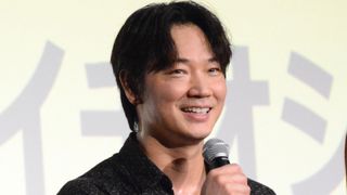 綾野剛、舞台あいさつで汗止まらず…増量期で代謝アップ「安心してください」