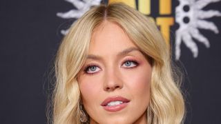 シドニー・スウィーニー、髪ばっさり！美しいブロンドボブに