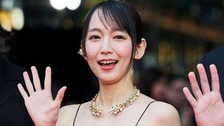 吉岡里帆、黒の肩出しキャミドレスで圧巻の美
