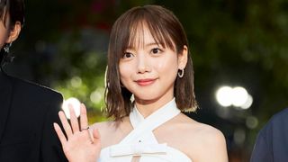齊藤京子、胸元透けてる純白ドレスで魅了