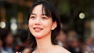 のん、胸元開いたドレスで魅了！吉永小百合とレッドカーペット登壇