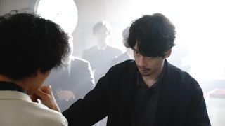 坂口健太郎、壮絶演技の一端『盤上の向日葵』父役・音尾琢真との過酷アクション 本編映像が公開