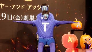 チョコプラ長田、剥離骨折後初イベント 椅子でネタ披露『アバター』メイクで「主人公の気持ちがわかりました」