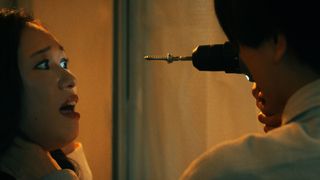 イス職人が人間を殺害して素材集め…人体で作られた衝撃の“人間イス”公開