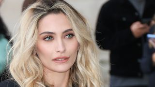 マイケル・ジャクソンの娘パリス、ドラッグのやりすぎで鼻に穴が開く