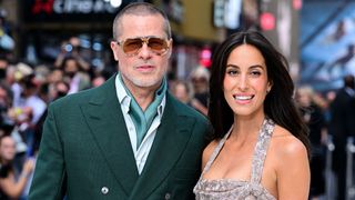 ブラッド・ピット、29歳年下の恋人に夢中　パーティーでイチャイチャ