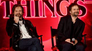 「ストレンジャー・シングス」監督コンビ、堂本剛に会ったと告白　.ENDRECHERI.コラボのスカジャン着て登場