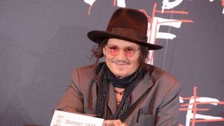 ジョニー・デップ、8年半ぶり来日　約1時間半遅刻も笑顔で「ハロー！」