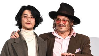 ジョニー・デップ、サプライズ登場の赤西仁に熱いハグ「共通の知人が」今夜は会食予定