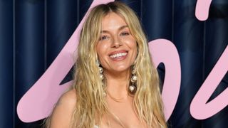 シエナ・ミラー43歳、第3子妊娠！透けてるドレスで発表