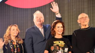 『BTTF』ドク＆ビフ＆ロレイン＆ジェニファー、日本公開40周年記念日に再集結「マイケルも喜んでいるはず」