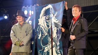 ジョニー・デップにサプライズ!声優・平田広明から暖簾のプレゼント、「ONE PIECE」尾田栄一郎がイラスト執筆