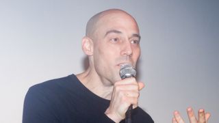 来日のジョシュア・オッペンハイマー監督、『アクト・オブ・キリング』と新作ミュージカルの共通点は「嘘」