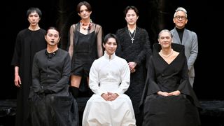東出昌大、黒リップ＆ドレス姿で激変