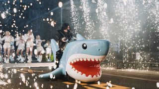 米津玄師、紅白「IRIS OUT」「さよーならまたいつか!」パフォーマンス映像が公式YouTubeで公開