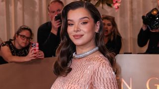 「ホークアイ」女優、第1子妊娠中のぽっこりおなかを披露