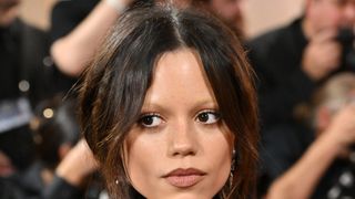 体側が丸見え！「ウェンズデー」女優、ハイセンスなドレスで魅了