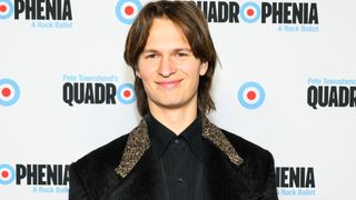 アンセル・エルゴート、パパに！パートナーはアジア系