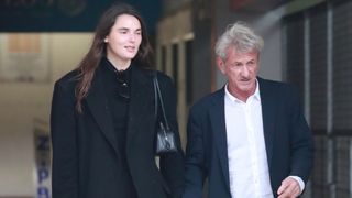 ショーン・ペン、35歳年下の恋人と手つなぎデート