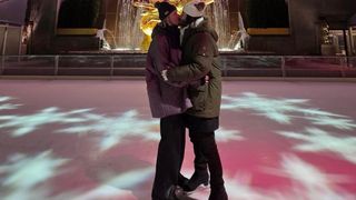 キアヌ・リーヴス、恋人とスケートリンクでキス…彼女のために計画したデートプランがかわいすぎる