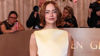 エマ・ストーン、ヘソ出しドレスで魅了