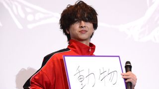 timelesz寺西拓人、アニメキャラになり切る 赤ジャージ&前髪スタイル「前が見えづらい」