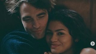 ロバート・パティンソン&ゼンデイヤ、カップル役で親密ショット!