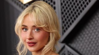 サブリナ・カーペンター、透けてるドレスでグラミー賞に