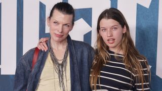 姉妹みたい！ミラ・ジョヴォヴィッチが18歳娘と美脚披露