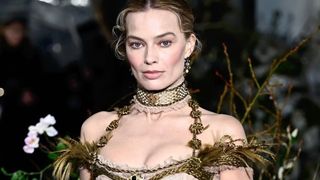 マーゴット・ロビー、衝撃の“髪の毛ドレス”でプレミア登場